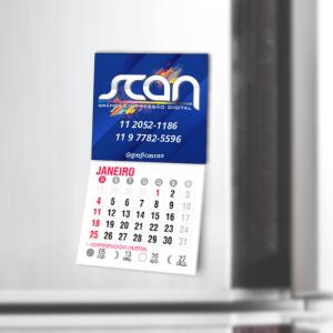 Imã de geladeira com calendário Cartão com imã total verso 8x5cm Impressão colorida somente frente UV (Verniz) total frente Corte reto + Bloco calendário 12 meses. 